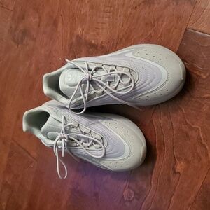 Worn once! OZELIA Adidas shoes women's shoe sz 9